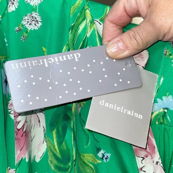 Beautiful green floral Daniel Rainn Harlow shirt dress with matching tie belt. - Picture 14 of 17